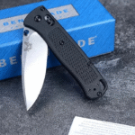 Benchmade - Bugout 535 EDC knife, equipped with black CF-Elite handle